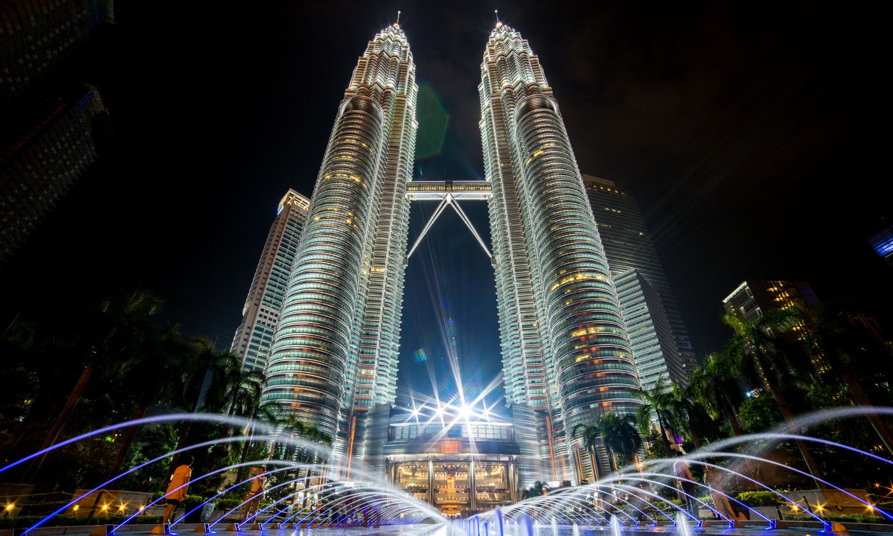 KLタワーやペトロナスツインタワーなど、クアラルンプールを代表する夜景スポット巡る2時間のナイトドライブを満喫ください